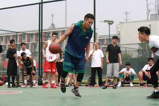 刘烨打篮球