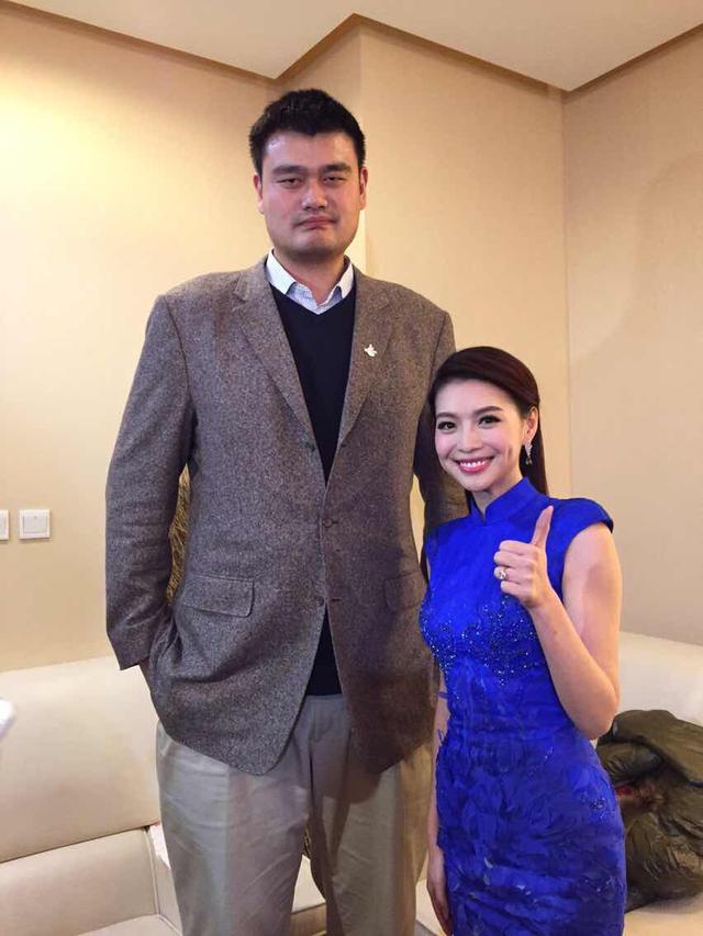 栗坤与姚明合影秒杀众星 惊现网友逆天评论
