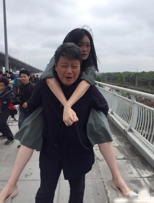 蒋欣被导演背着