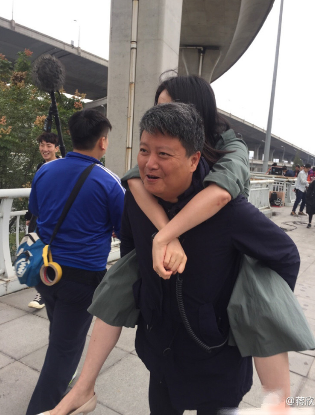 蒋欣被导演背着