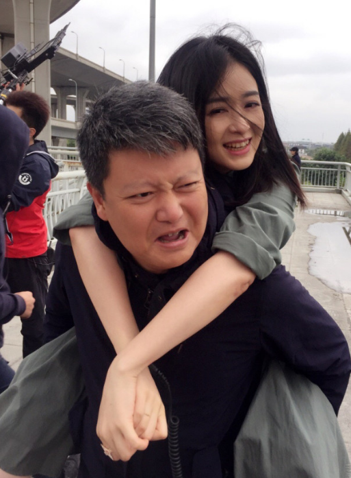 蒋欣被导演背着