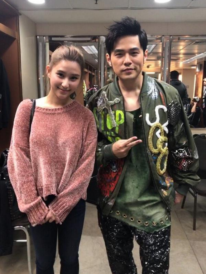 幸运迷妹!周杰伦演唱会赌王女儿何超莲接话筒合唱
