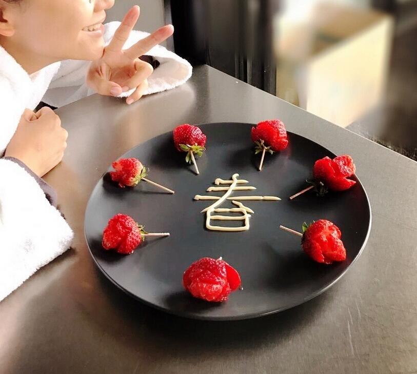 陈小春应采儿情人节 结婚7周年串7颗草莓做玫瑰