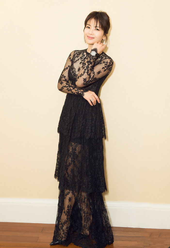 当天下午,刘涛身着透视薄纱黑裙,身姿婀娜,十分亮眼.