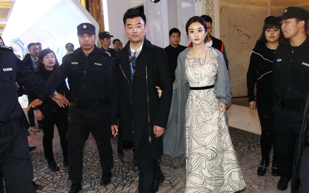 赵丽颖亲密手挽经纪人 这哥们眼神亮了