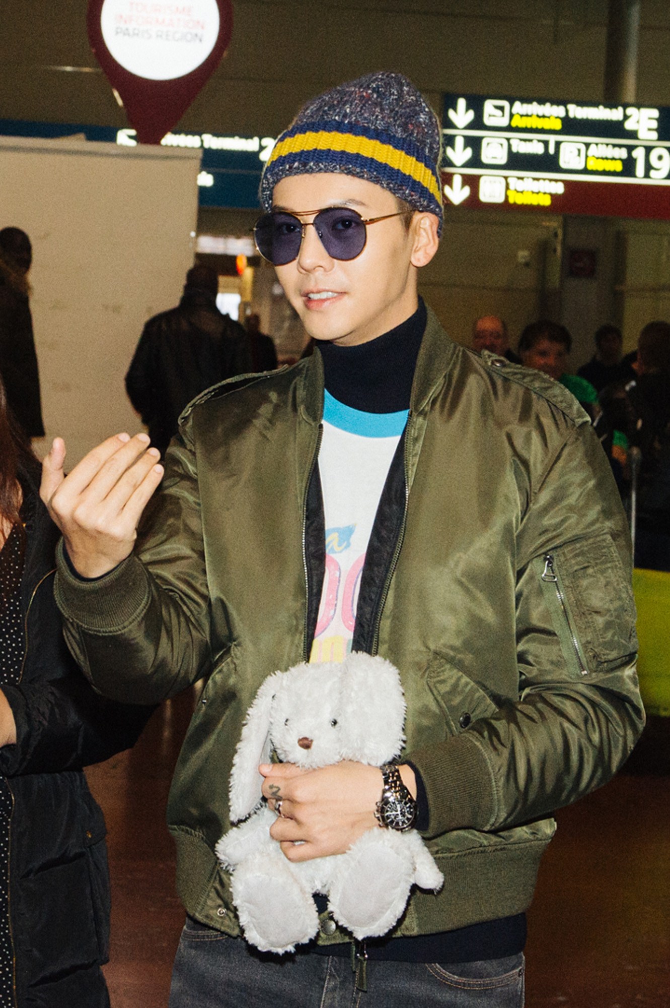 陈伟霆潮装抵达机场开启巴黎时尚之旅