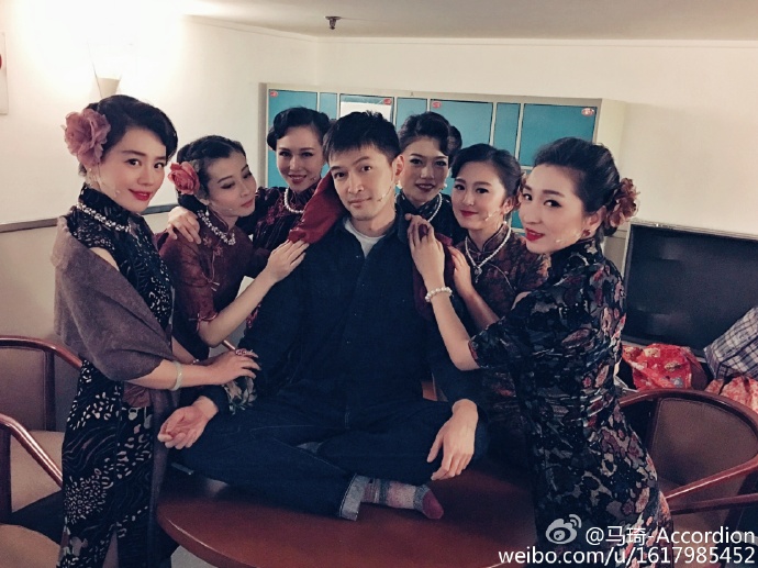 胡歌被马思纯等众美女环绕调戏 网友:妖精们走开
