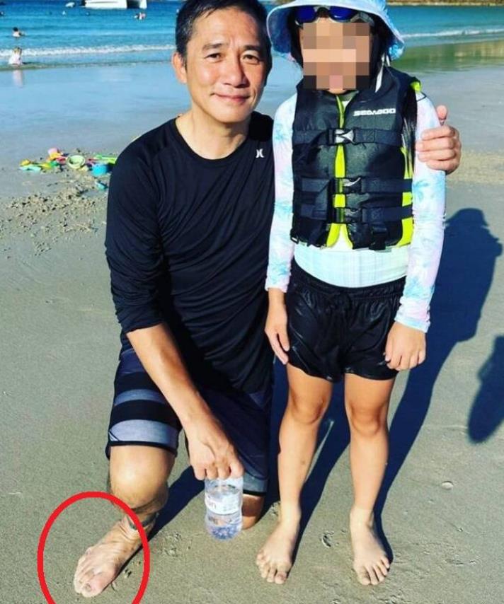 梁朝伟与小粉丝同框露出灿笑 然而「脚趾」再度成为焦点