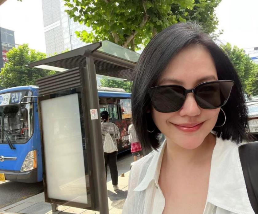 南韩街头巧遇小S一行人的照片 引来网友赞叹 在微博上掀起热议