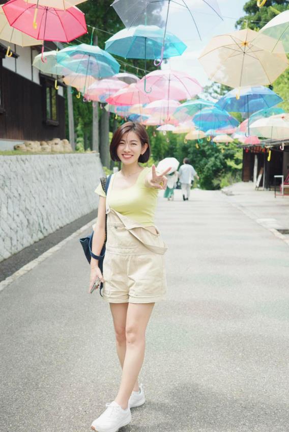 米可白也分享自己的童年回忆 2度把她转送别人家 最终却依旧回到家