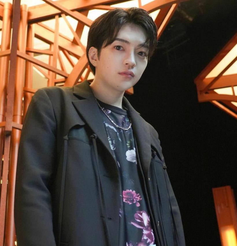 杰尼斯新生代恋情曝光 为躲避狗仔 竟然戴假发扮女装约会 相当震惊